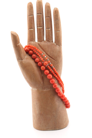 Micro facetted coral bracelet with silver beads Micro facetted coral bracelet with silver beads