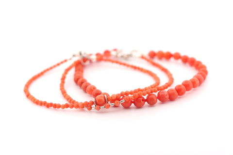 Micro facetted coral bracelet with silver beads Micro facetted coral bracelet with silver beads